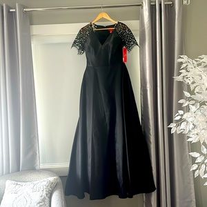 ML Monique Lhuillier Black Size 6 NWT Lace Sleeve Gown. Make an offer!